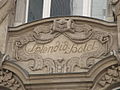 Der Name des ehemaligen Hotels ist an der Fassade des Gebäudes Dorotheenstraße 37 noch heute zu sehen