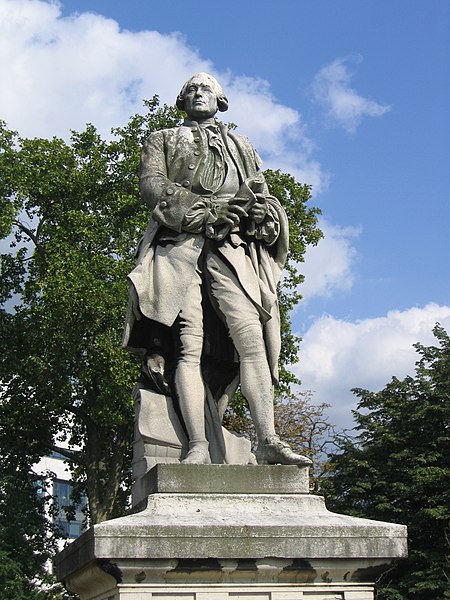 Statue de Claude Bourgelat à Maisons-Alfort (1)