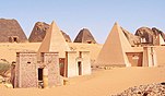 Pyramiden von Meroe im Sudan, im Vordergrund N25, N26 und N27