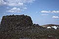 Der massive Gipfelcairn des Mam Sodhail, im Hintergrund der Càrn Eighe
