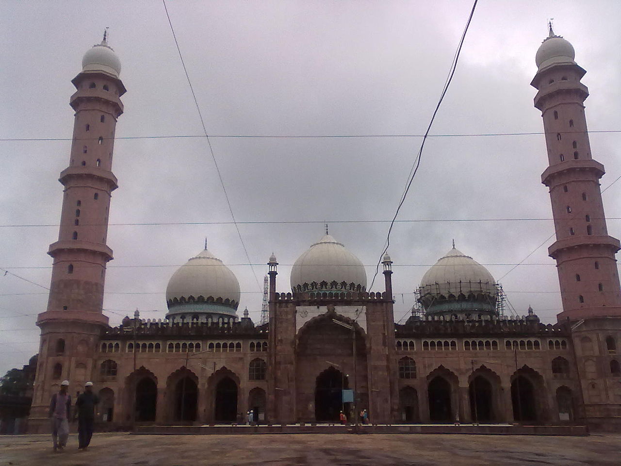 File:Taj Ul Masjid front.jpg - Wikimedia Commons