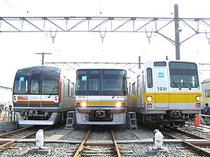 Trains of Yurakuchouline.JPG