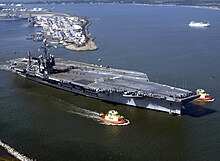 USS John F. Kennedy (CV-67) покидает военно-морскую базу Мэйпорт 11 ноября 2003 года. Jpg