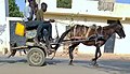 Carro de dues rodes, seient i pantalla per a les cames fotografiat al Senegal