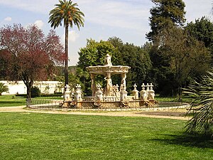 Fontana nel giardino di fronte alla villa