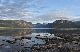 Western Brook Pond ligt in het zuidwesten van het schiereiland en maakt deel uit van het Nationaal Park Gros Morne