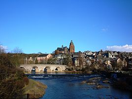 Den gamle bydel og den gamle bro over floden Lahn