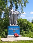 Скульптура, установленная в честь воинов-земляков, погибших в годы Великой Отечественной войны