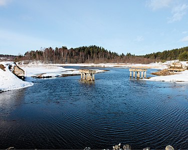 Опоры разрушенного моста через реку Пуя близ деревни Палкино