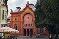 L'ancienne synagogue d'Oujhorod accueille aujourd'hui l'orchestre symphonique, d'où la présence de la lyre à la place des tables de la Loi