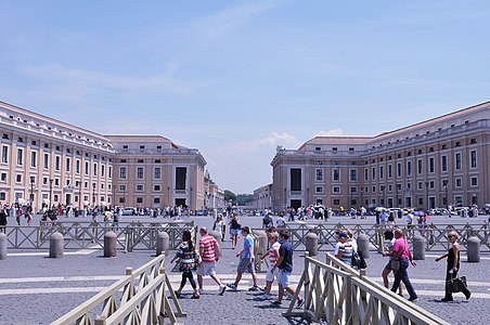 Vue du palais et de ses deux bâtiments flanquant la Via della Conciliazione . À gauche, le bâtiment nord et à droite, celui du sud.