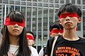 Chow ja Joshua Wong sateenvarjo-liikkeen mielenosoituksessa vuonna 2014.