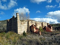 Vista de las ruinas del barrio minero de «La Azufrera» de Libros (Teruel), con detalle del antiguo gran almacén, año 2016.