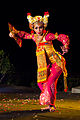 Seorang wanita menari Legong Bapang Saba. Tarian Bali menggabungkan ekspresi mata dan wajah.