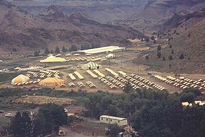 300px 1983 festival at Rajneeshpuram - Antelope, Oregon: Auf den Spuren von Bhagwan Shree Rajneesh (Osho)