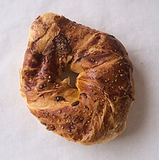 Vue du dessus d'un açma fourré au fromage (variante kaşarlı).