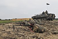 Soldados ao lado de um BMP-2 em um exercício.