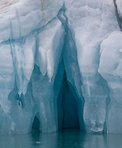 Cavité au sein d'un iceberg renversé, dans l'archipel norvégien de Svalbard. (définition réelle 3 744 × 4 511)