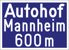 Historic German Autohof sign from 1947 Autohof-Ankundigungstafel - 600 m, nach einem Foto von 1947.svg