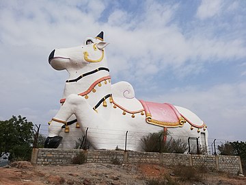 గుడికి వెళ్ళు దారిలో ఉన్న బసవేశ్వరుడు