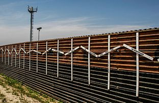 Tronçon en bois de la barrière entre les États-Unis et le Mexique, entre Tijuana et San Diego. Chaque croix honore un migrant mort à son passage. (définition réelle 2 917 × 1 889)