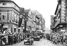 Ethnic Germans in Saaz, Sudetenland, greet German soldiers with the Nazi salute, 1938. Bundesarchiv Bild 146-1970-005-28, Anschluss sudetendeutscher Gebiete.jpg