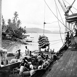 Laden van kopra in de haven van Paré Paré te Sulawesi (1946-1948).