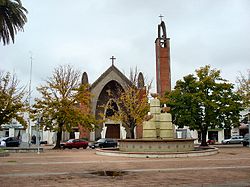Náměstí Nezávislosti s kostelem Panny Marie Karmelské