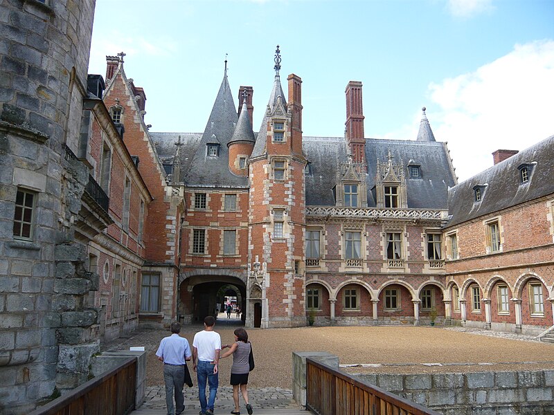 Fichier:Cours chateau Maintenon.jpg