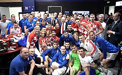 A világbajnoki ezüstermes horvát csapat; az orosz államfő mellett Luka Modrić