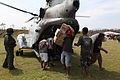 Victimae tormenti Megi disonerant copia ex CFA classario [[helicopterum|helicóptero]](U.S. Marine Corps CH-46 helicopter)