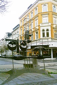 Drei Masken, Edelstahl-Kupfer-Skulptur, Steinweg, 1983