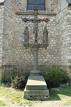 Calvaire de style breton au pied duquel est enterré le curé fondateur de la paroisse.