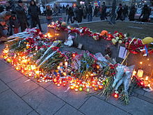 Für die Opfer abgelegte Kerzen und Blumen.