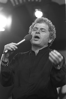 Lavi performing at a fundraising event in Tel Aviv in 1981