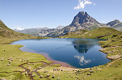 Pic de Mieidia d'Aussau vist despuish eth lac Gentau