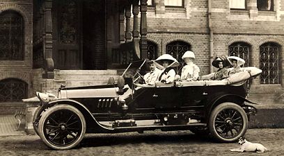 Die großherzogliche Familie in einem 1911er Opel Automobil vor den Haupteingang