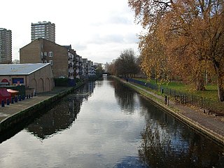 Der Hertford-Union-Canal von der Three Colt Bridge mit Victoria Park auf der rechten Bildseite