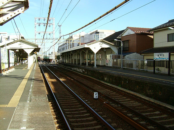 600px-Keikyu-railway-daishi-line-Higashi-monzen-station-platform-20081119.jpg