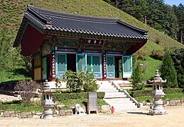 Wolijeongsa is composed of 60 temples buildings and 8 hermitages