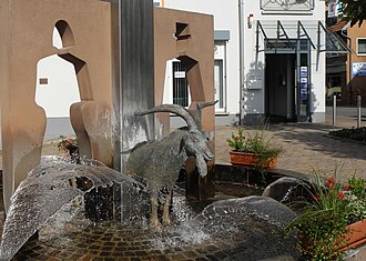 Brunnen mit Skulptur und Ziege