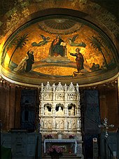 Photographie. Grand tombeau dans une église.