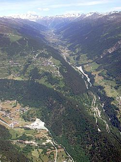 Vue aérienne de la vallée de Conches.