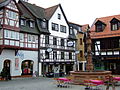 Fachwerkhäuser am Marktplatz mit Marktbrunnen