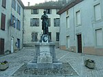 Poilu au repos (monument aux morts)