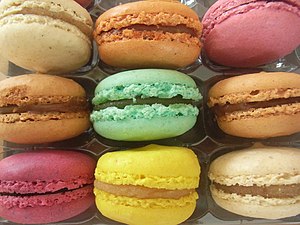 English: Macarons in different colours Deutsch...