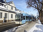 En Ansaldobreda SL-95-spårvagn på linje 18 framför Oslo ladegård, 2018