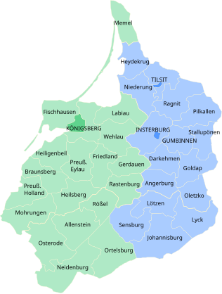 L'arrondissement d'Heydekrug se trouvait dans le district de Gumbinnen (en bleu), au Sud de l'arrondissement de Memel (district de Königsberg, en vert), au Nord de l'arrondissement de Niederung, au Nord-Ouest de l'arrondissement de Tilsit-Ragnit. A l'Est se trouvait la frontière avec l'Empire russe et à l'Ouest la côte de la lagune de Courlande.