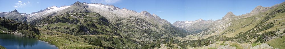 Vista panorámica de la cabecera del valle de Benasque, con el pico del Aneto asomando en la parte izquierda de la imagen.