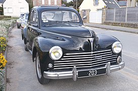 Une belle Peugeot 203 en bord de mer.